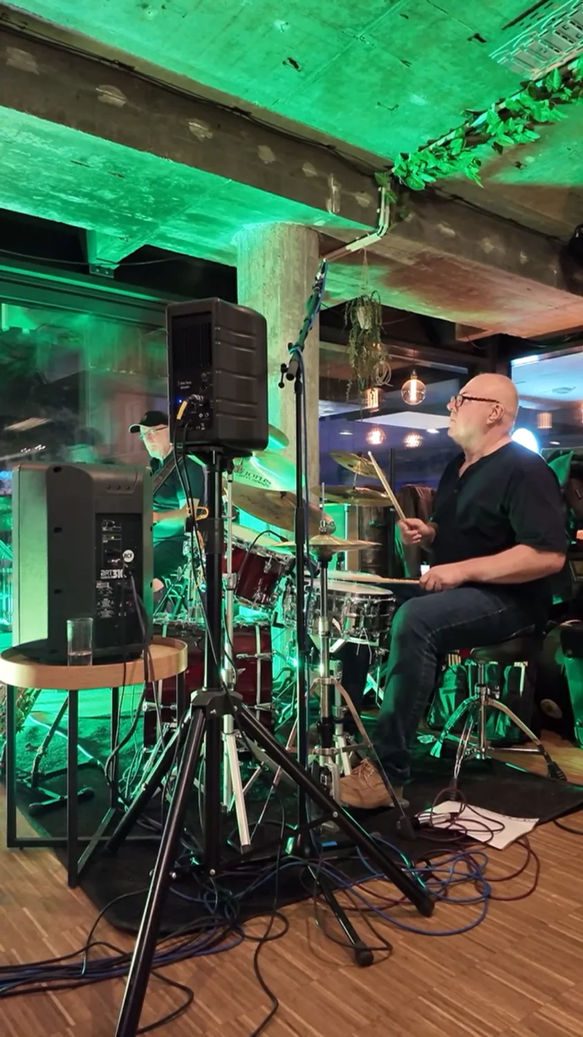 Drummer live bei Coffee Brothers Worms