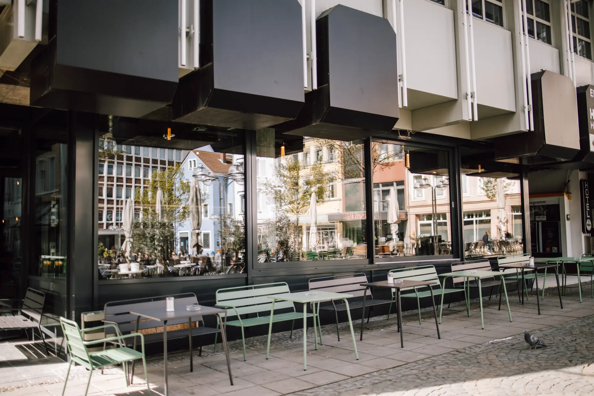 Coffee Brothers Außenbereich mit mintgrünen Stühlen