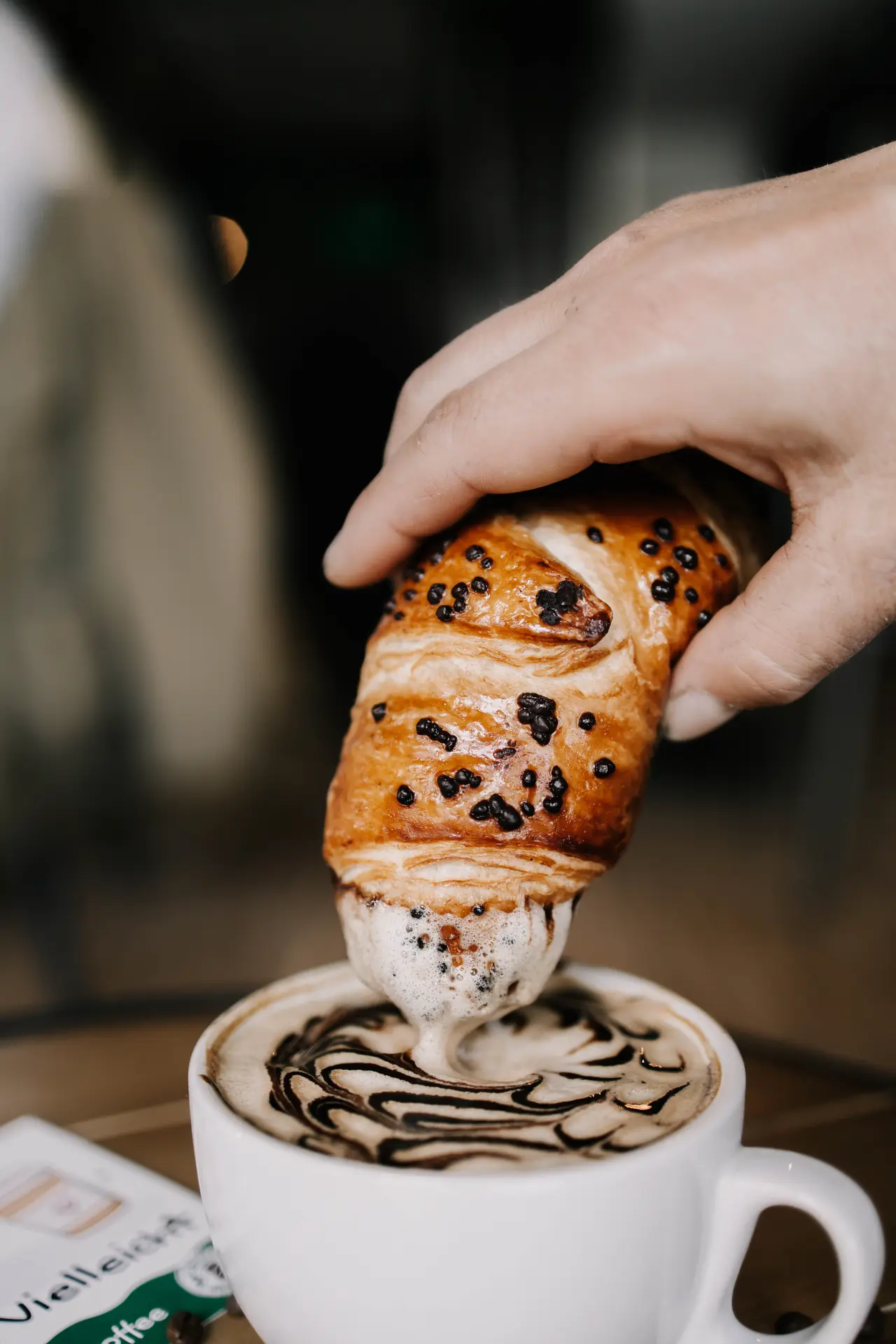 Latte Art mit Croissant