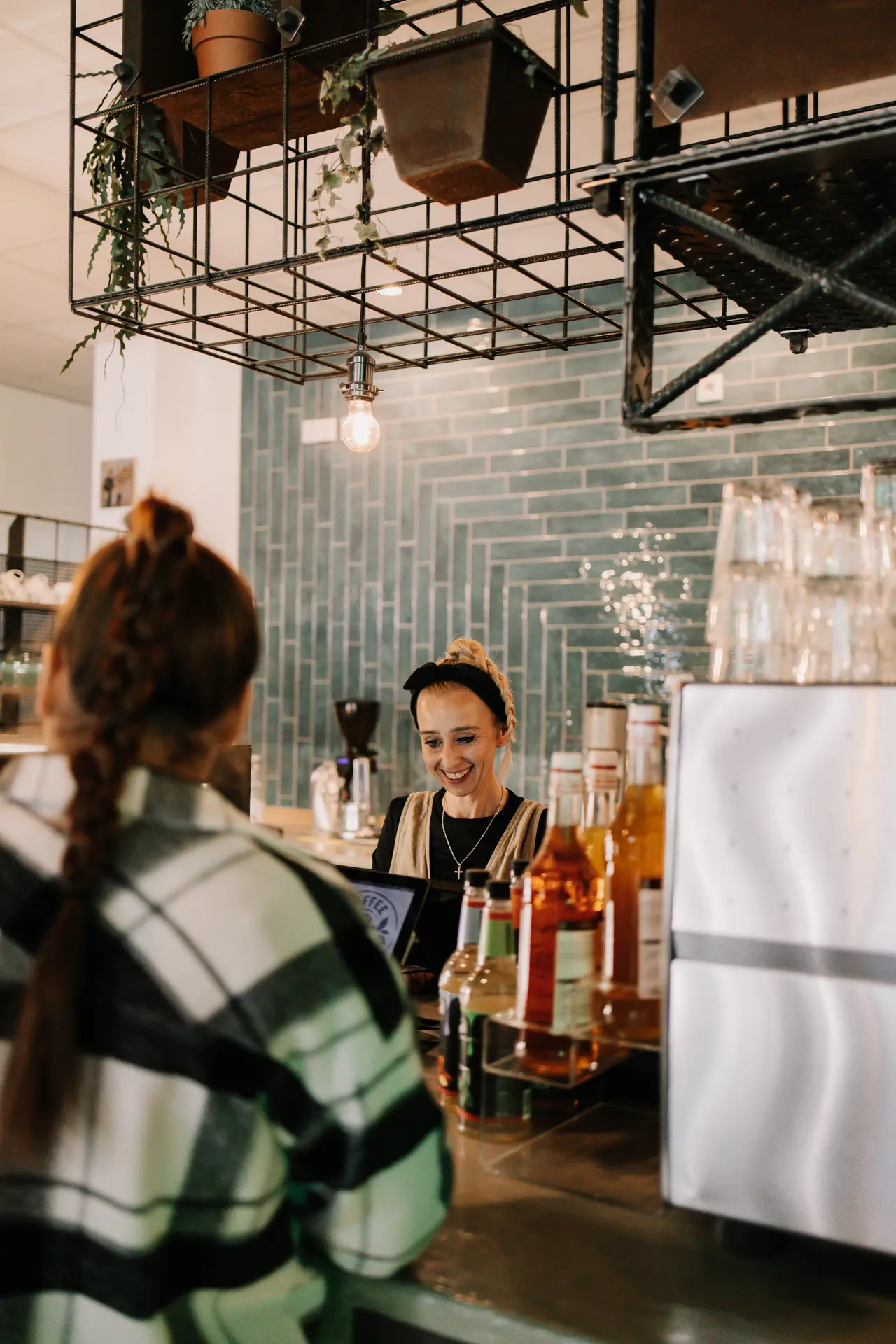 Barista am Tresen