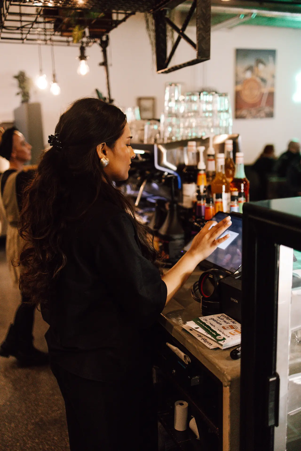 Barista an der Kasse
