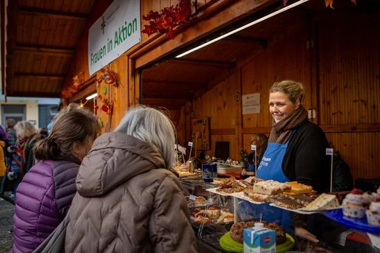 Echter Herbstmarkt auf dem Obermarkt 2025: Gäste am Stand Frauen in Aktion, Foto Bernward Bertram