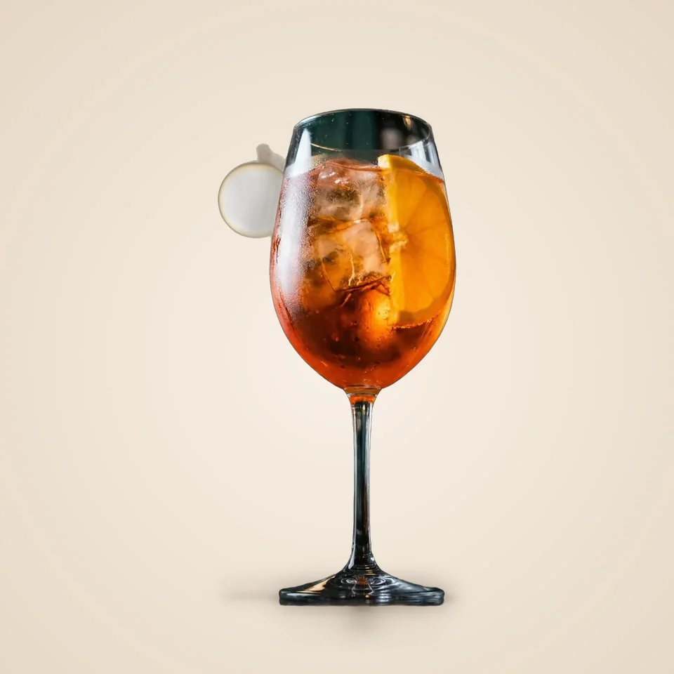 Aperol Spritz im Glas mit Orangenscheibe und Eis